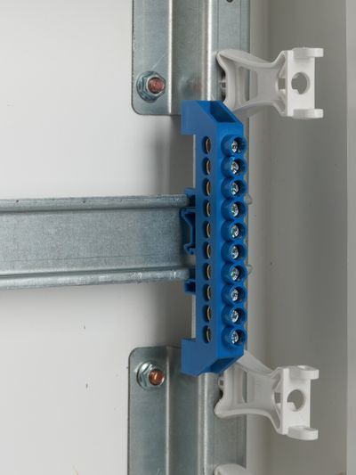 Шина N "ноль" в комбинированном DIN-изоляторе типа "Стойка" ШНИ-8х12-10-КС-С IEK