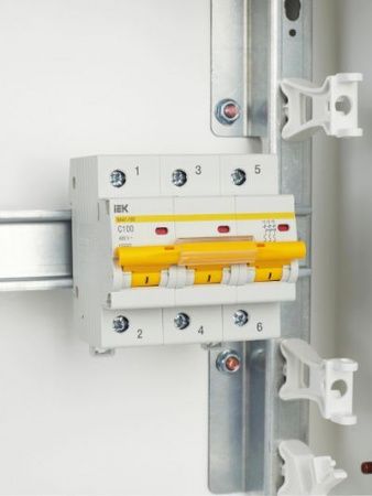 KARAT Автоматический выключатель ВА47-100 3P C 100А 10кА IEK