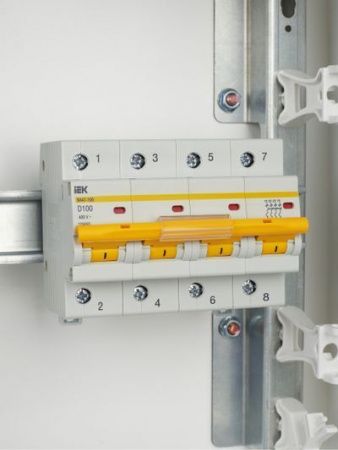 KARAT Автоматический выключатель ВА47-100 4P D 100А 10кА IEK