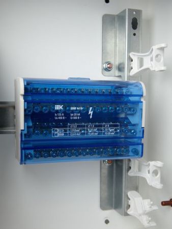 Шины на DIN-рейку в корпусе (кросс-модуль) ШНК 4х15 3L+PEN IEK