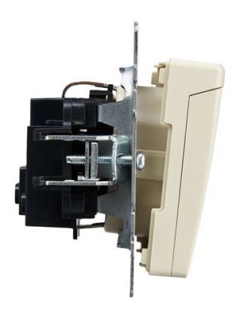 BRITE Розетка 1-местная с заземлением с защитными шторками и крышкой 16А IP20 РСбш10-3-БрКр бежевый IEK