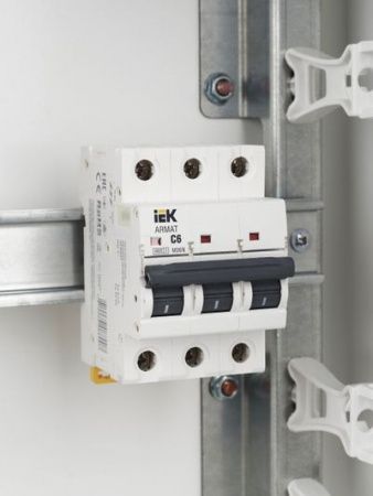 Выкл.автом.  3П   6А хар-ка C  6кА  M06N IEK ARMAT