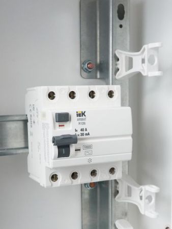 ARMAT Выключатель дифференциального тока R10N 4P 40А 30мА тип AC IEK