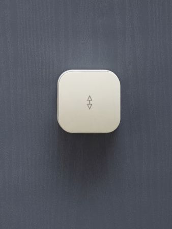 GLORY Выключатель 1-клавишный для открытой установки проходной 10А ВСп10-1-0-ХК кремовый IEK