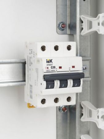 Выкл.автом.  3П  20А хар-ка C  6кА M06N IEK ARMAT