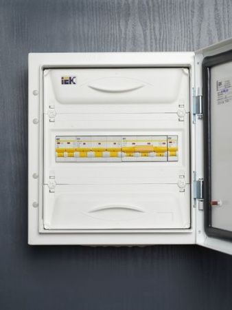 KARAT Автоматический выключатель ВА47-100 3P C 100А 10кА IEK